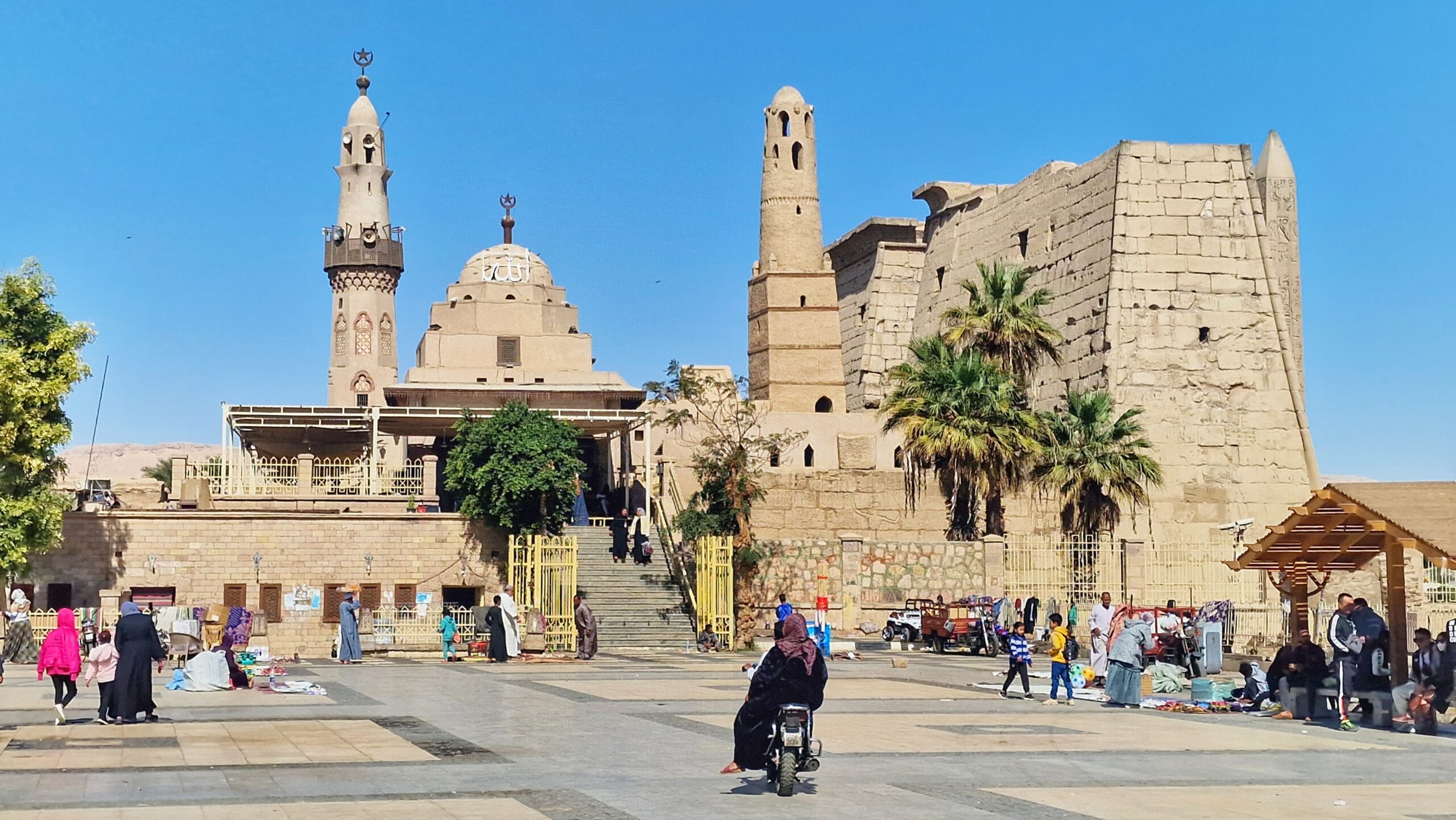 Luxori tempel päeval koos Abu Haggagi mošeega