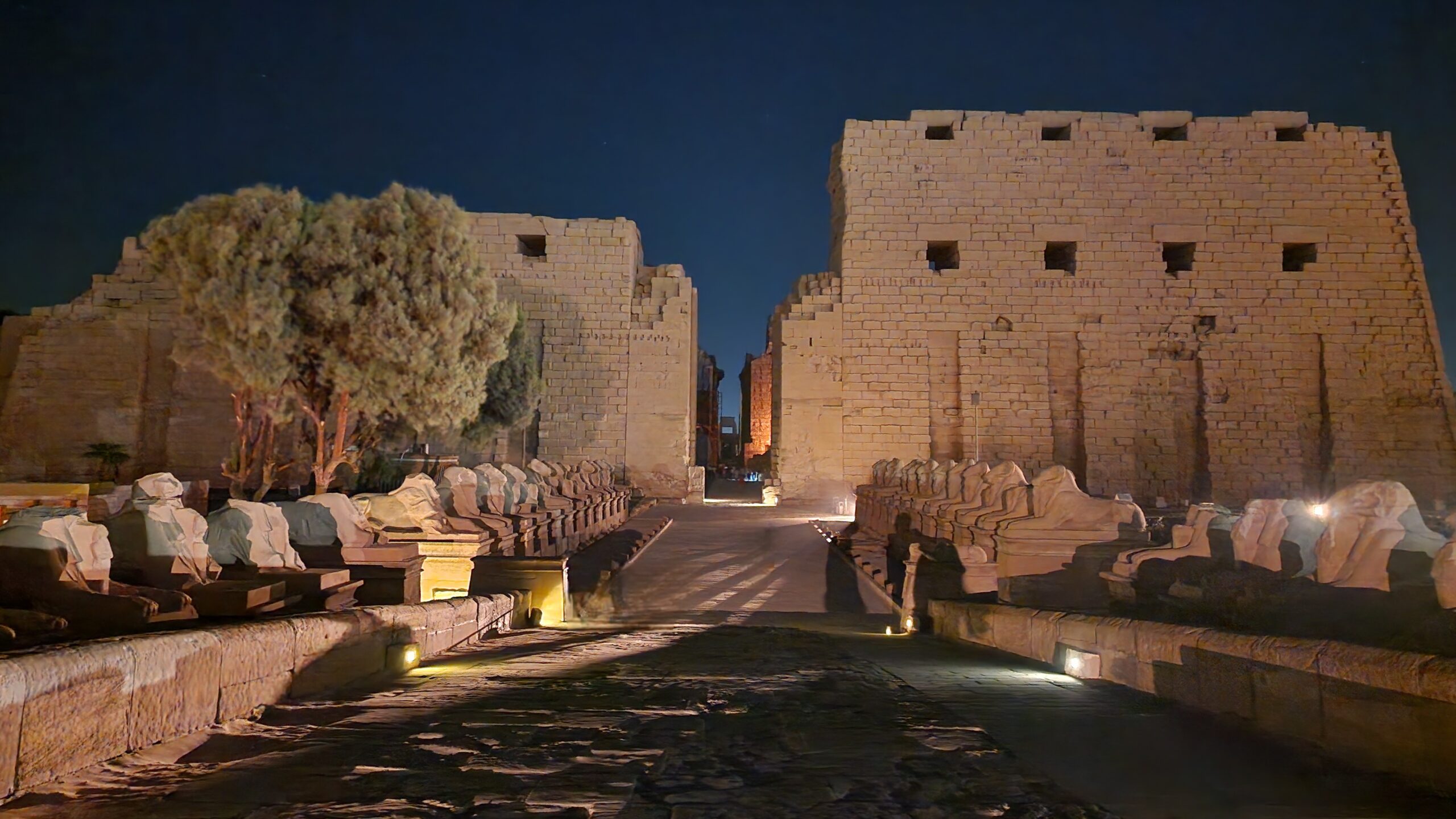 Karnaki tempel öösel valgustatuna