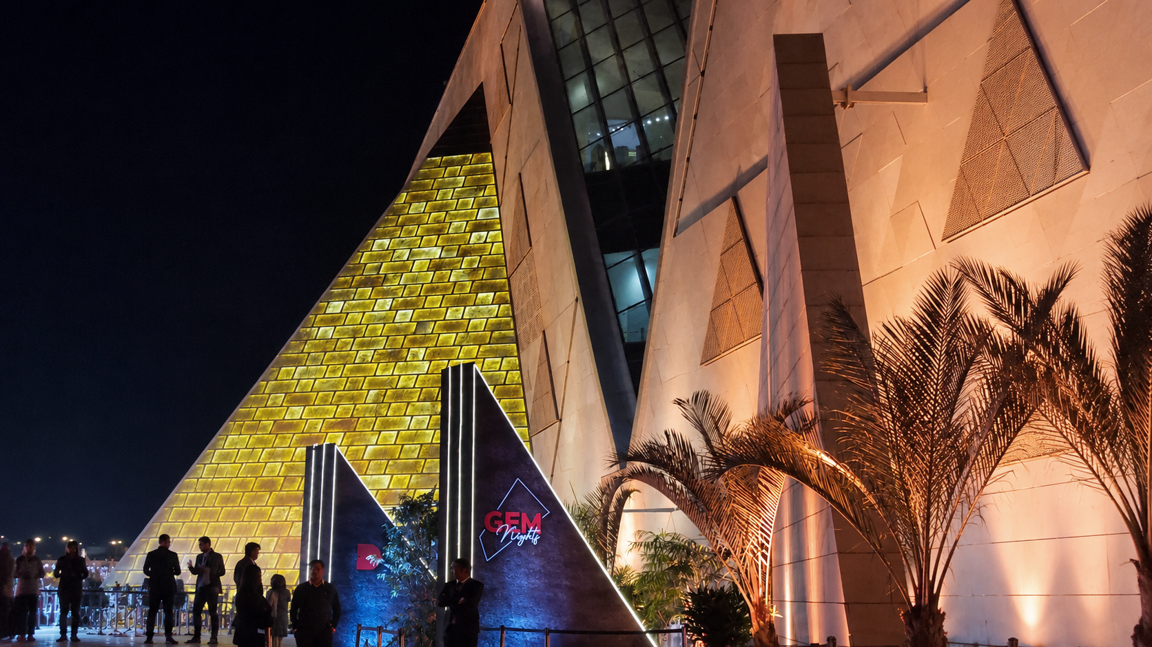 Grand Egyptian Museumi hoov õhtuvalguses