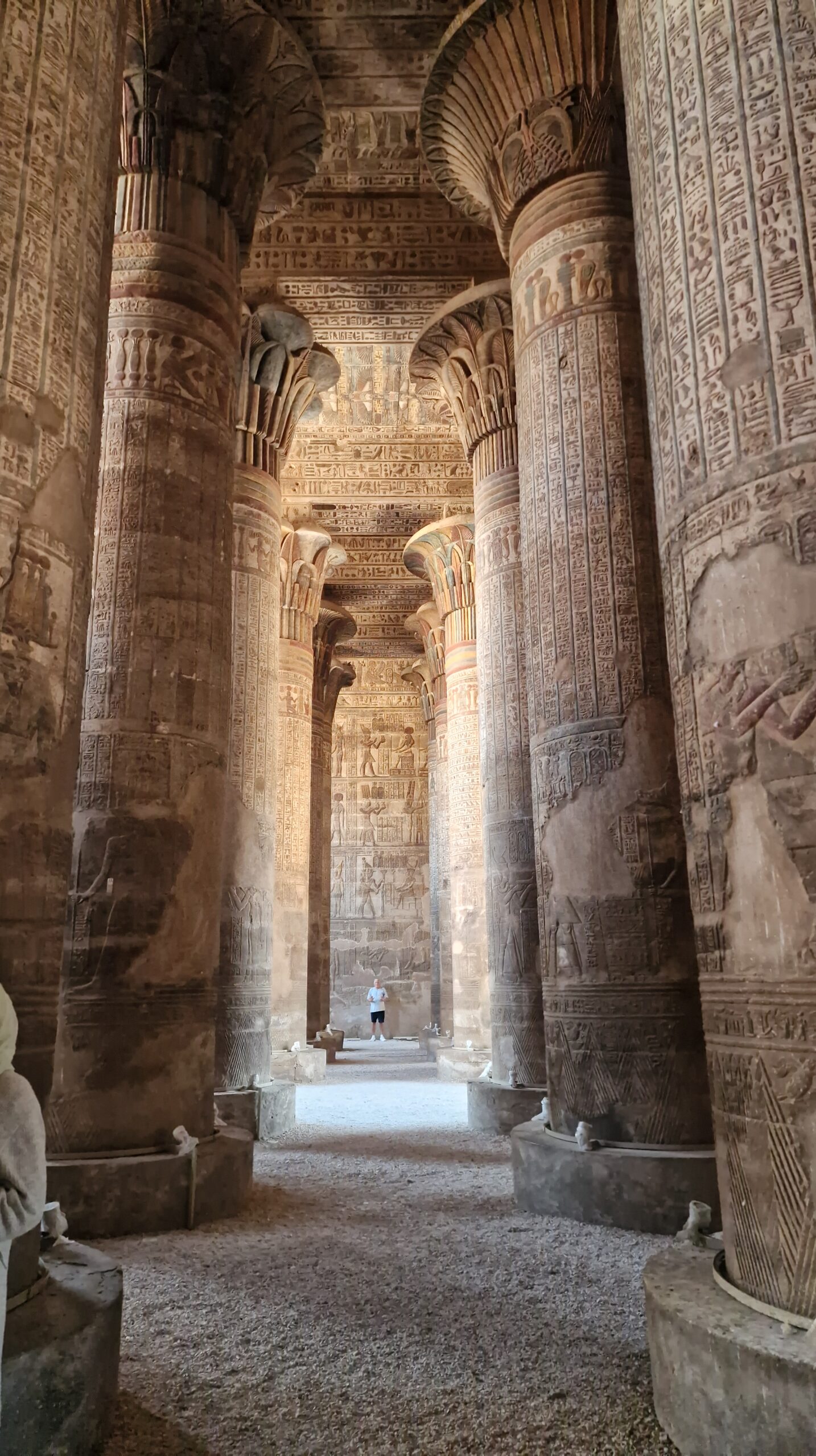Khnumi tempel Esnas, restaureeritud sambad ja reljeefid