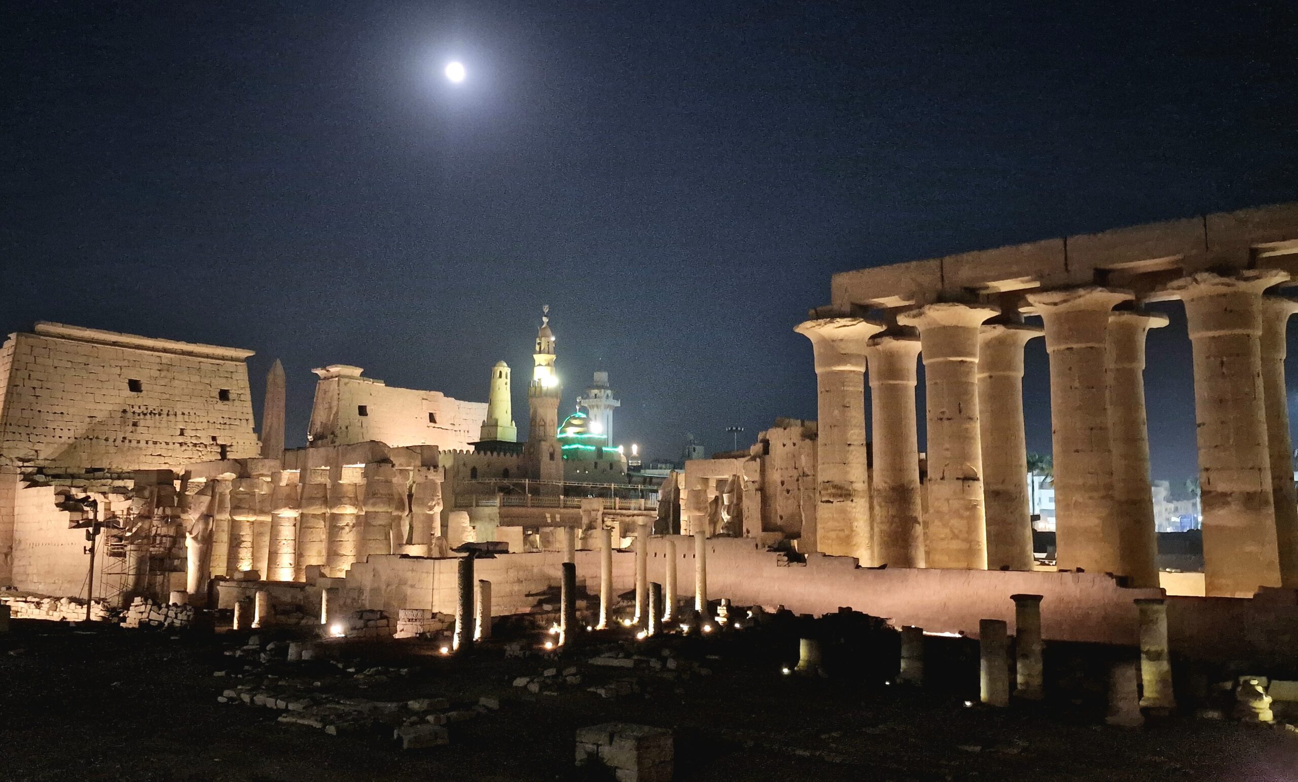 Luxori tempel öösel valgustatuna, taevas kuu
