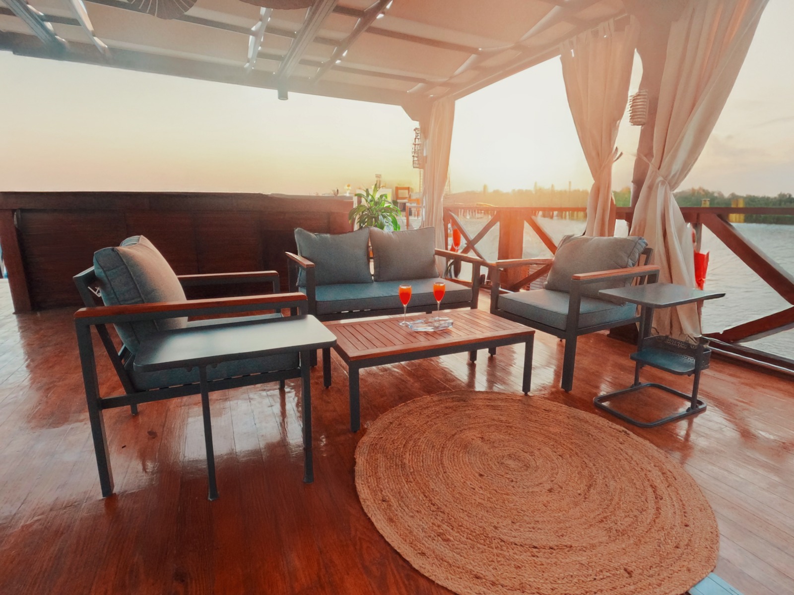Lounge-ala dahabiya tekil päikeseloojangul Niilusel
